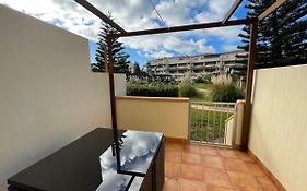 Moderna Y Alegre Vivienda Junto Al Mar .